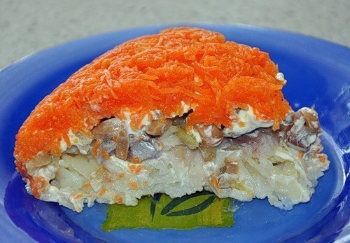 Салат "Лисичка" Простой, но очень нежный и вкусный салат Ингредиенты: 2 филе куриной ...