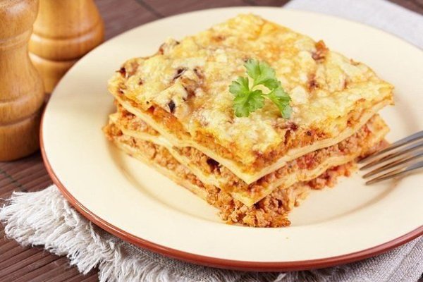 ЛАЗАНЬЯ ДЛЯ ХУДЕЮЩИХ.Для приготовления лазаньи нам понадобится:фарш куриный -600 грамм (лучше ...