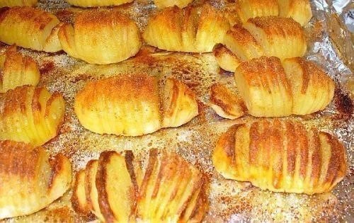 Картофель с сыром по-шведски.Ингредиенты:- картофель - 600г- сливочное масло - 1 ст. л.- сыр - 50г- ... - 3