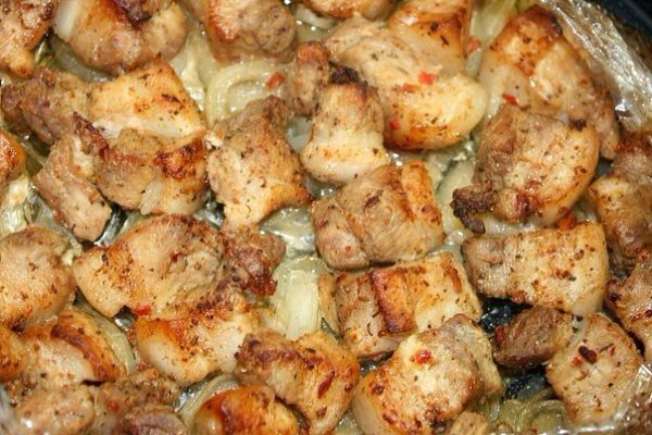 Шашлык в духовке на "луковой подушке" Ингредиенты: -Мясо ( свинина ) — 1 кг -лук репчатый ... - 5