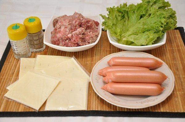 Котлеты «Черепашки».ИНГРЕДИЕНТЫ:300-400 г мясного котлетного фарша,5 детских сосисок,сыр ...