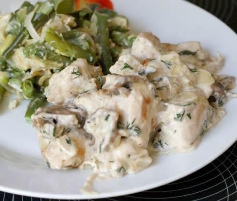 Мясо под сырным соусом.Ингредиенты:Говядина — 1 кгСыр твердый (твердый) — 200 гСливки — 150 млСоевый ...