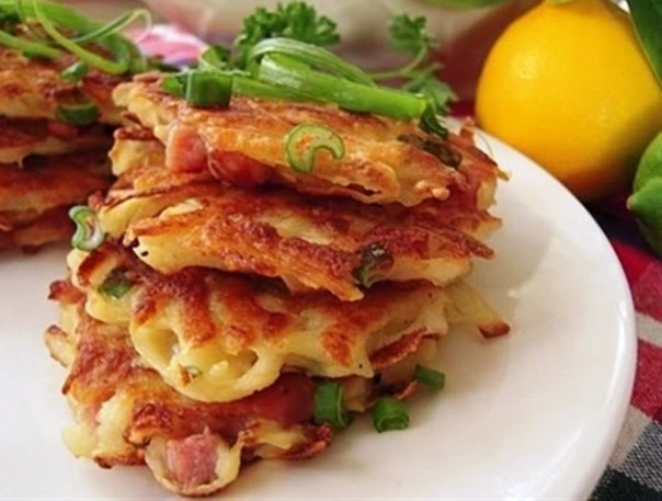 Драники с ветчиной, сыром и зеленью.Ингредиенты:-картофель - 6 шт.- луковица - 1 шт.- ветчина / ...