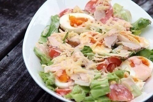 Салат с курицей,яйцом и помидором.Ингредиенты:Куриная грудка - 200 гПомидор - 2 штОгурец - 1 штЯйцо ...