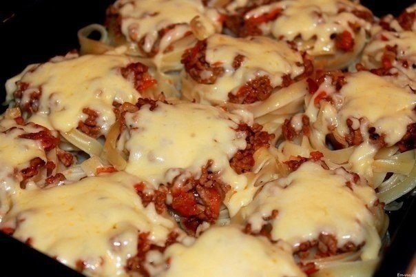 “Гнёзда”.Ингредиенты:макароны гнезда,фарш мясной,лук,морковь,сырПриготовление:макароны “гнёзда” ...