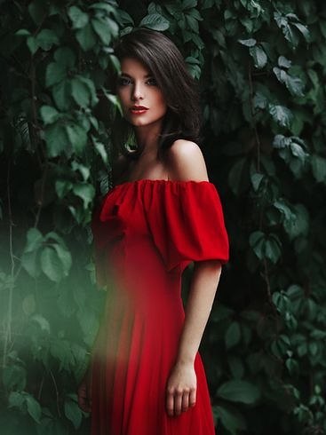 и ясным днем, и в темноте кромешной, и в стужу одиноких декабрей, - я - женщина... и я должна быть ...