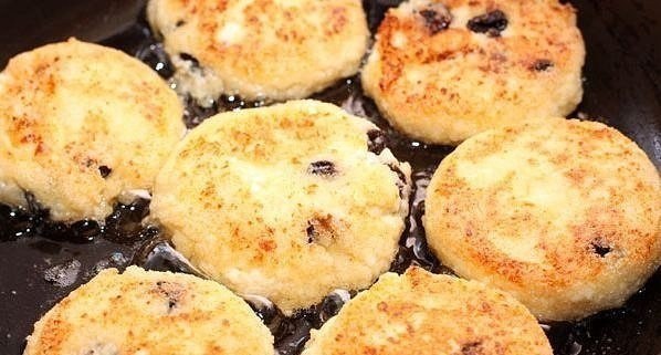 СЫРНИКИ С ИЗЮМОМ .Вам потребуется:- Творог 5-9% жирности - 600 г- Яйцо куриное - 3 шт- Сахар-песок - ... - 4