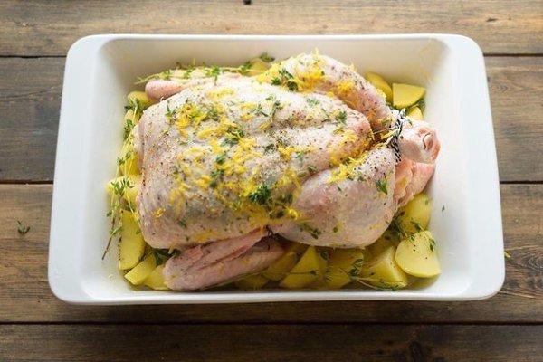 Запечённая курочка к новогоднему столу.Ингредиенты:Курица — 1 шт.Тимьян — 10 веточекЛимон — 2 ... - 4