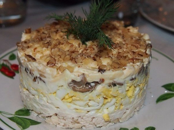 Салат с курицей , грибами и грецким орехом!!!! Ингредиенты: Филе куриное - 150 г Яйца - 2 шт Грибы - ...