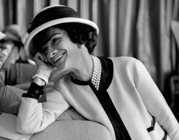 10 правил Coco Chanel.1. Брюки делают женщину свободной.2. Идеальная юбка должна закрывать колени.3. ...