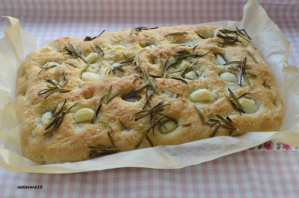 Фокачча с розмарином и чесноком от Дж. Оливера. Потрясающе вкусная и нежная фокачча с чесноком и ...