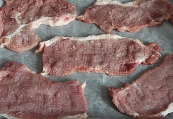 МЯСО ПО-ФРАНЦУЗСКИ С ГОРЧИЧНЫМ СОУСОМ.ИНГРЕДИЕНТЫ: Мякоть свинины — 500 г Лук — 2 головки Помидоры — ... - 4