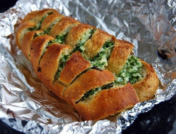 Простая закуска- хрустящий батон с сыром и чесноком.Ингредиенты:Вчерашний батон (в оригинале рецепта ...