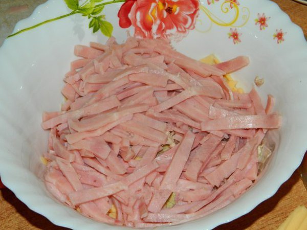 Салат "Праздничный". Салат из куриного мяса, ветчины, овощей и сыра получается очень ... - 3