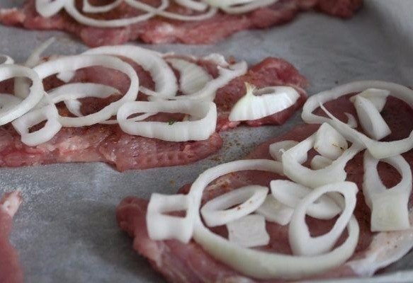 МЯСО ПО-ФРАНЦУЗСКИ С ГОРЧИЧНЫМ СОУСОМ.ИНГРЕДИЕНТЫ: Мякоть свинины — 500 г Лук — 2 головки Помидоры — ... - 5