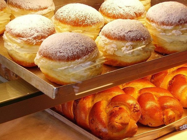 Запахи, которые заставляют тратить деньги.Аромат свежеиспеченного хлеба около пиццерии в московском ...