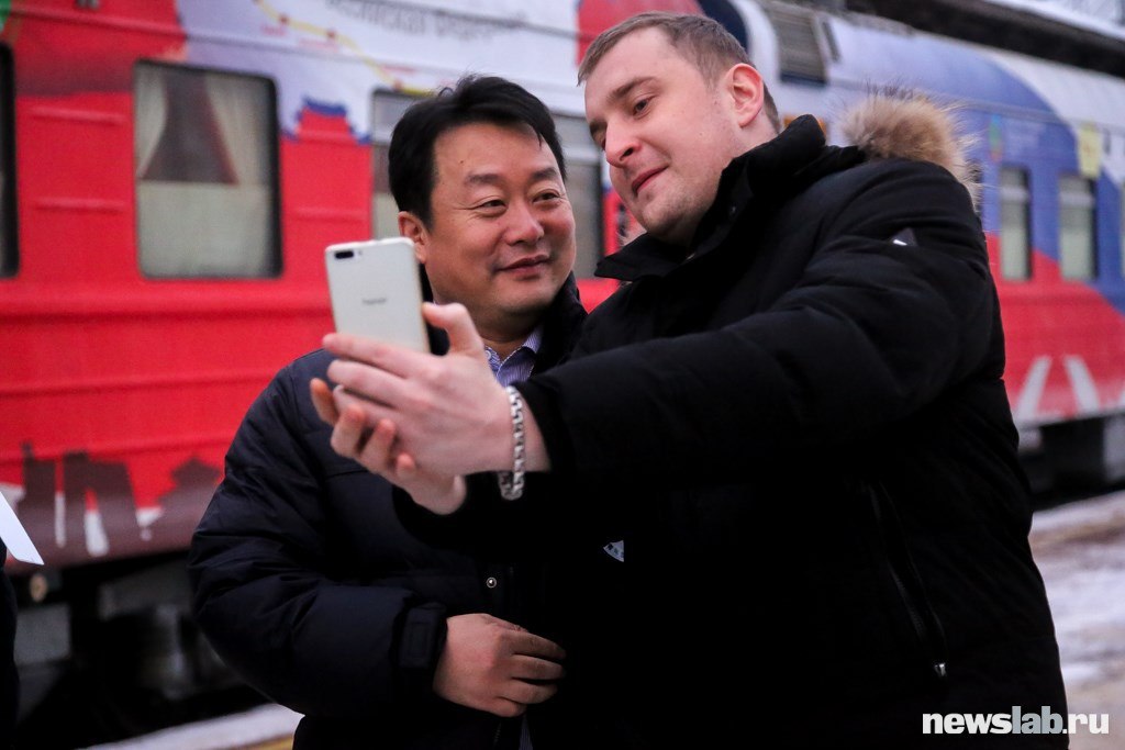 Поезд дружбы что это. Дружба китаец и россиянин. Поезд дружбы в Крым 2014.