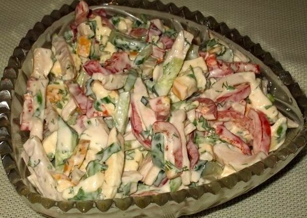 Салат с копченым сыром.Ингредиенты:- 1 красный болгарский перец- 200 гр ветчины- 2 средних свежих ...