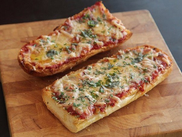 Пицца-хлеб за 10 минут.Ингредиенты:Багет — 1 шт. Томатный соус — по вкусуЛюбые начинки, которые есть ...