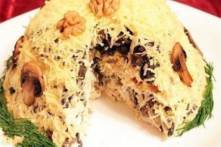 Салат "Сказочный муровейник" Ингредиенты: Копчёная курица - 150 - 200 гр., чернослив - 50 ...