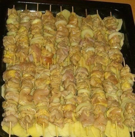 Куриный шашлык с картошкой в духовке.Ингредиенты:Филе куриное (из бедра) — 1,5 кгЛук репчатый — 4 ...
