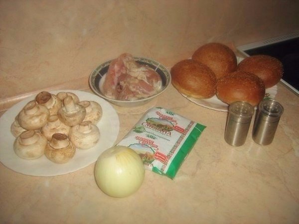 Жульен в булочках.Ингредиенты:КурицаГрибы свежиеСметанаСыр твердыйЛук репчатыйБулочкиРастительное ... - 2