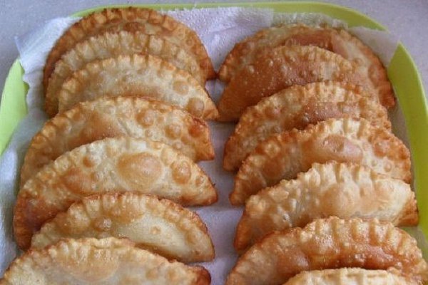 Самые вкусные и сочные чебуреки.В моей семье все обожают чебуреки и думаю, что все хозяйки умеют их ...