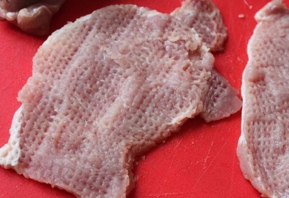 МЯСО ПО-ФРАНЦУЗСКИ С ГОРЧИЧНЫМ СОУСОМ.ИНГРЕДИЕНТЫ: Мякоть свинины — 500 г Лук — 2 головки Помидоры — ... - 3