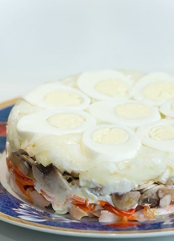9 вкусных салатов! 1.Салат из белокочанной капусты с курицей и яичными блинчиками Состав: Яйца – 2 ... - 3