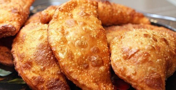 Чебуреки получаются очень вкусными. Тесто мягкое и хрустящее, а начинка сочная.Ингредиенты:- мука - ...