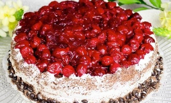 Шоколадный торт с вишней.Ингредиенты:Масляный бисквитШоколад чёрный150 гЯйца куриные7 шт.Масло ...