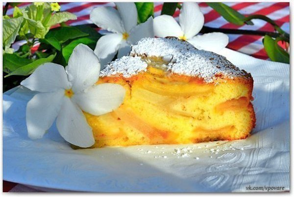Очень вкусная шарлотка.Ингредиенты:- 2-3 яблока,- 1 чашка муки (чашка 240 мл),- 1 чашка белого ...