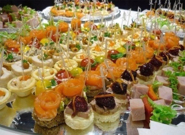 Канапе-рецепты на шпажках.1.Простой вариант: сыр, оливки ветчина (или колбаса).2.Оливки и несколько ...