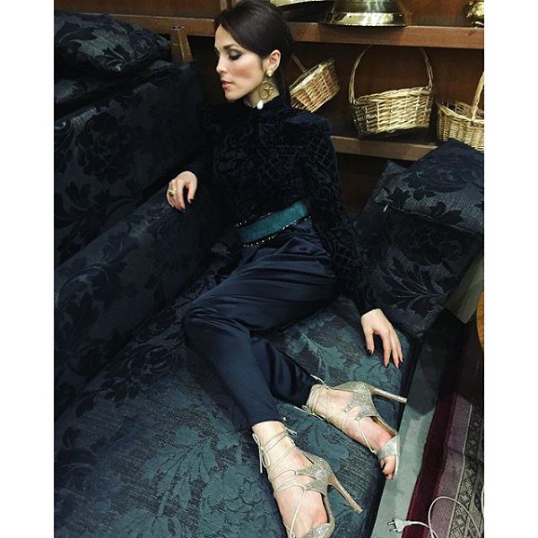 Невозможность гламура выдали корзины и тазы на заднем фоне... #гламурПоКавказски #Кавказ #Этно ...