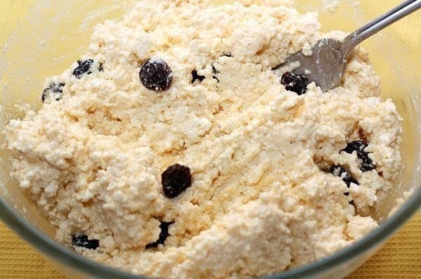 СЫРНИКИ С ИЗЮМОМ .Вам потребуется:- Творог 5-9% жирности - 600 г- Яйцо куриное - 3 шт- Сахар-песок - ... - 3