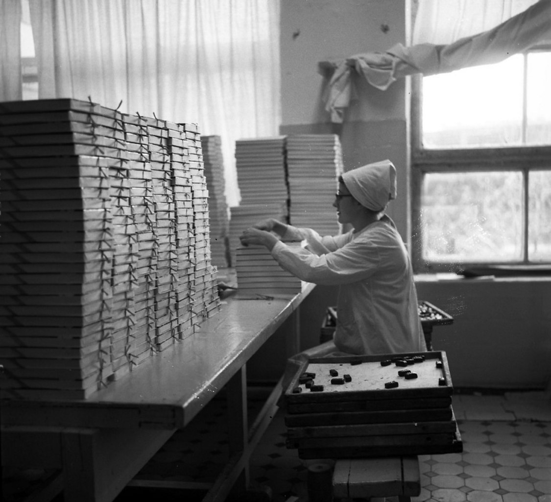 Организации советского союза. Кондитерская фабрика блокадный Ленинград. Советская фабрика. Советские кондитерские фабрики. Советские организации