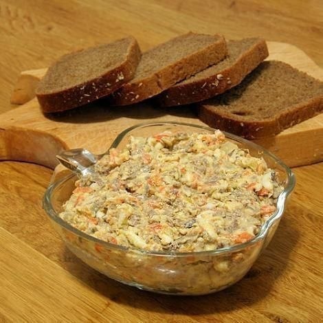 "Салат с морковью и печенью" Ингредиенты: - куриная печень - 300г - 3 морковки - 180г - 3 ...