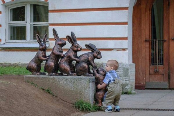 Дети, которые точно знают, как фотографироваться с памятниками :) - 2