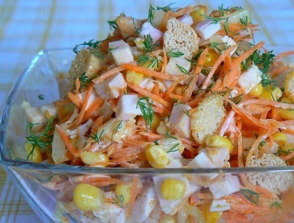 Салат "Карусель". Ингредиенты: 1 средняя луковица 0,5 банки кукурузы 200-250 г корейской ...