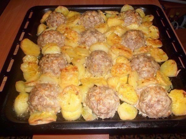 Мясные "ёжики" с картошкой под сыром.Ингредиенты:картофельлюбой мясной ...
