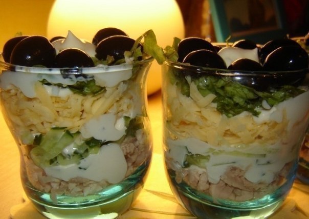 Салат - коктейль на двоих. .Ингредиенты:Отварное куриное мясо - 100 г. Огурец - 1 шт. Сыр - 50 ...