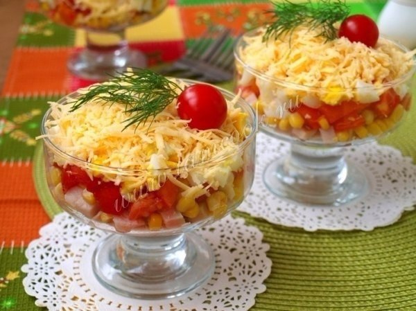 Салат «Восторг».Салат "Восторг" - это вкусный и сочный салат с копчёной курицей и ...