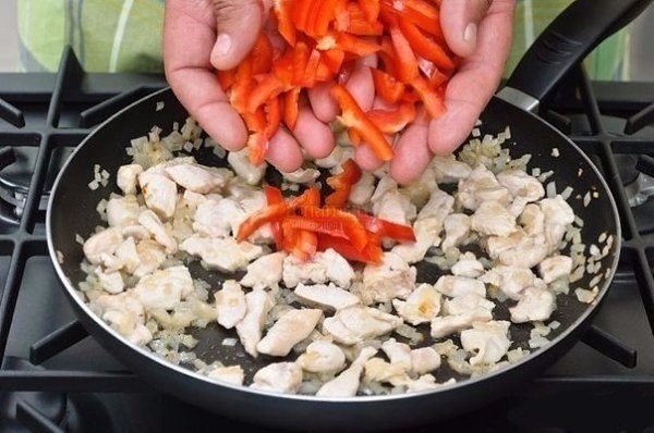 Куриное филе в сливках с перцем.Ингредиенты:Петрушка — 2 веточки Масло сливочное — 20 г Лук репчатый ... - 4