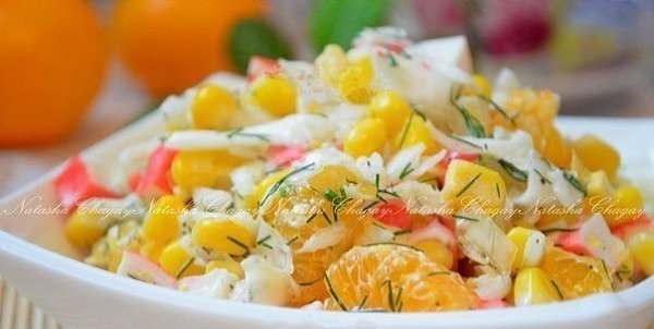 САЛАТ С КРАБОВЫМИ ПАЛОЧКАМИ И АПЕЛЬСИНОМ .ИНГРЕДИЕНТЫ: 1 апельсин; 200 г крабовых палочек; 1 банка ...
