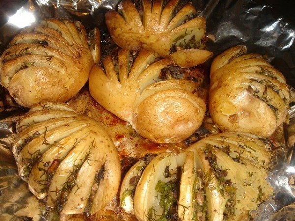 Картошка-гармошка. Описание: Очень вкусная фаршированная запеченная картошка. Отличный гарнир к ...