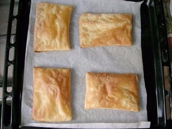 Слоеное пирожное со сгущенкой.Нежные и мягкие пирожные из слоеного теста и крема со сгущенкой, ... - 2