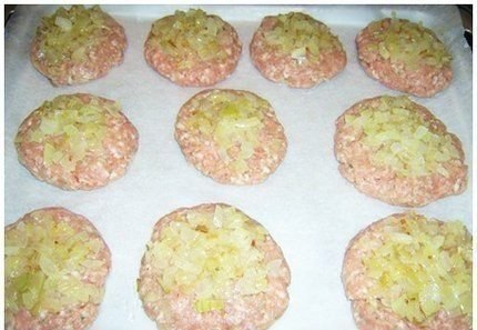Стожки. Очень вкусное и сытное блюдо! Ингредиенты: - 1 кг любого фарша Начинка: - 2 луковицы - 4 ... - 2