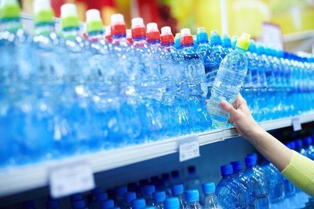 Как производители бутилированной воды обманывают людей. 1. Бутылка воды емкостью 0,5 л стоит в ...