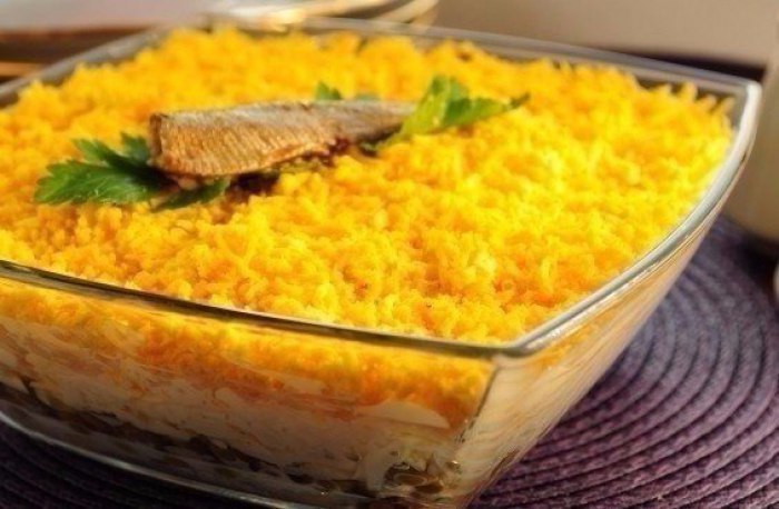 Вкуснейший салат со шпротами! Ингредиенты: 4 отварных яйца, банка шпрот, сухарики, банка грибов, ...
