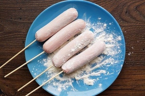 Корн Дог(или сосиска в тесте).Мука - 100 гр.Кукурузная мука - 100 гр.Сахар - 3 ст.л.Паприка - 1 ... - 4